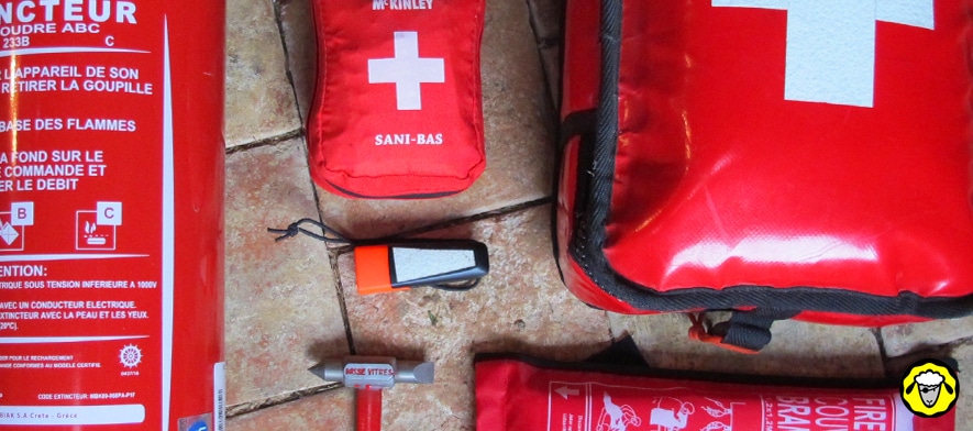 kit de secours. trousse de secours, extincteur, couverture anti-feu. le minimum a avoir