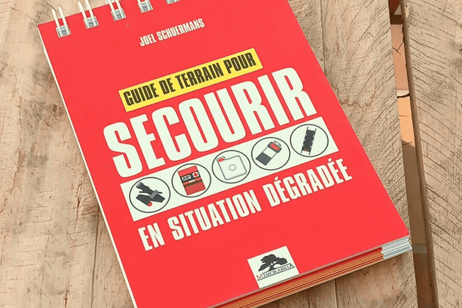 Ce petit livre à spirale est prévu pour estre sorti de la poche, sur le terrain afin de servir de pense bête médical. Ce livre est complémentaire au livre secourisme en zone hostile du même auteur.