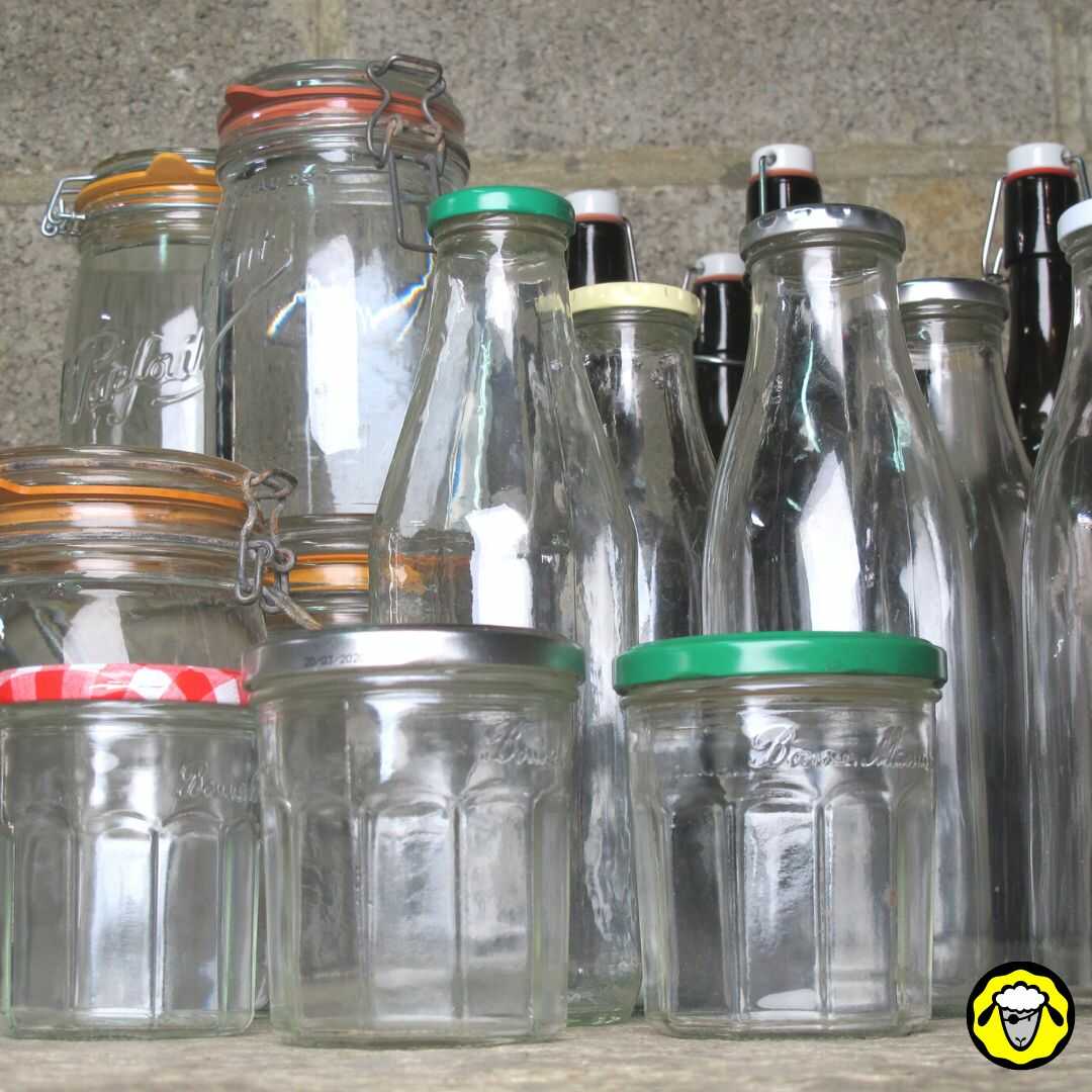 bocaux, pots de confiture et bouteilles en verre sont indispensable dans une cuisine autonome.