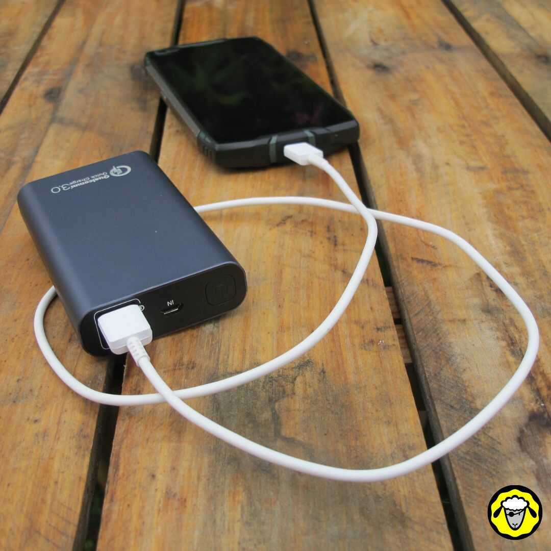 Une power bank permet de facilement recharger un smartphone. C'est une bonne source d'énergie nomade est résiliente.