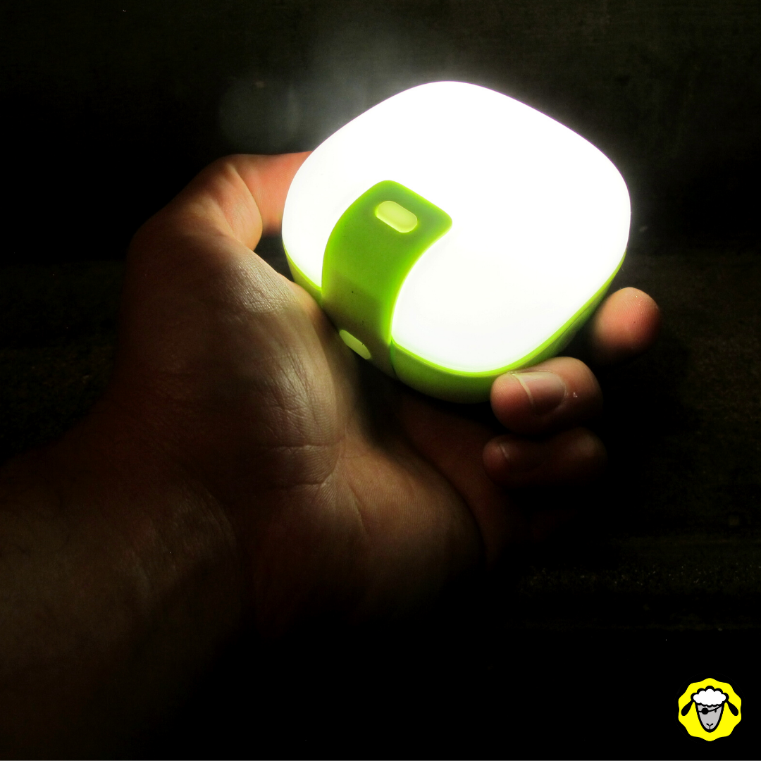 Petite lanterne électrique BL40 de chez Decathlon. Parfaite pour un éclairage d'urgence à la maison en cas de coupure de courant.