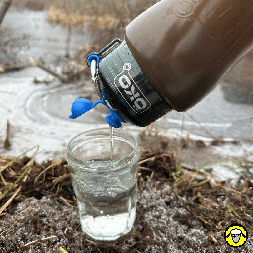 Améliorez votre préparation aux situations d'urgence avec la gourde ÖKO, conçue pour la purification et le filtrage d'eau. Cette image montre la gourde en action, idéale pour le survivalisme et la prévoyance. Grâce à son filtre à eau avancé, elle élimine bactéries et virus, garantissant une eau potable saine en toutes circonstances. Parfaite pour les amateurs de plein air, cette gourde est un outil essentiel pour filtrer l'eau lors de randonnées, de camping, et dans des situations de survie, assurant sécurité et hydratation