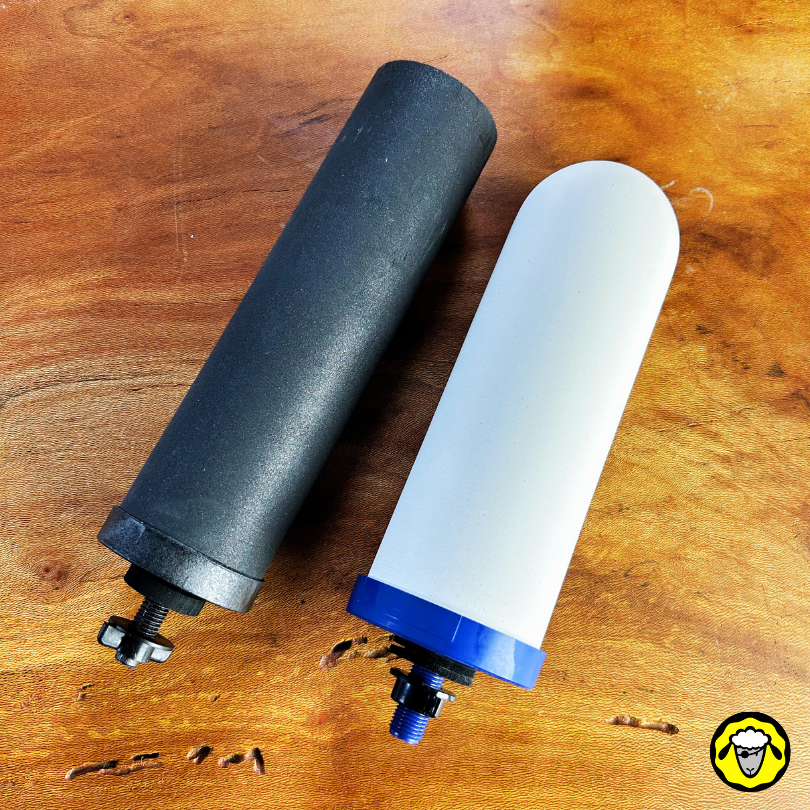 La black Berkey au coté de son remplaçant, le FTO plus de coldstream, tout aussi performant pour filtrer virus, bactéries, produits chimiques, etc.