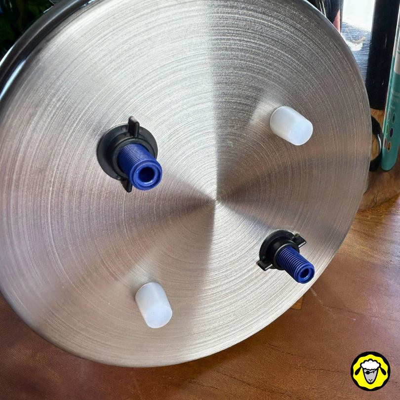 Vue du dessous d'une cuve supérieure de filtre à eau montrant deux bouchons étanches en place et deux embouts bleu des cartouches filtrantes FTO plus de Coldstream.