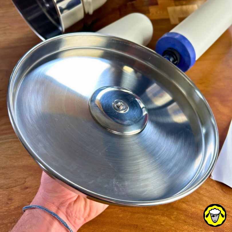 Intérieur d'un couvercle de filtre à eau Pure Filters, montrant le dessous poli et la poignée sécurisée