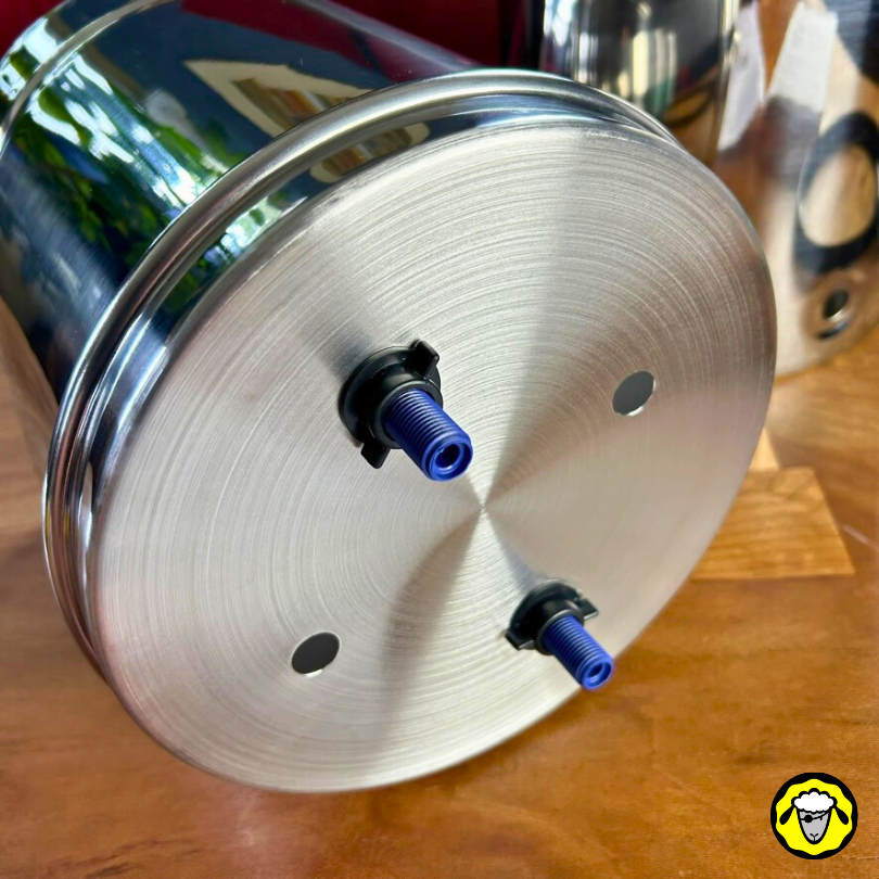 Installation des cartouches filtrantes et serrage des écrous sur la cuve haute d'un filtre à eau Pure Filters, détail des pièces de montage.