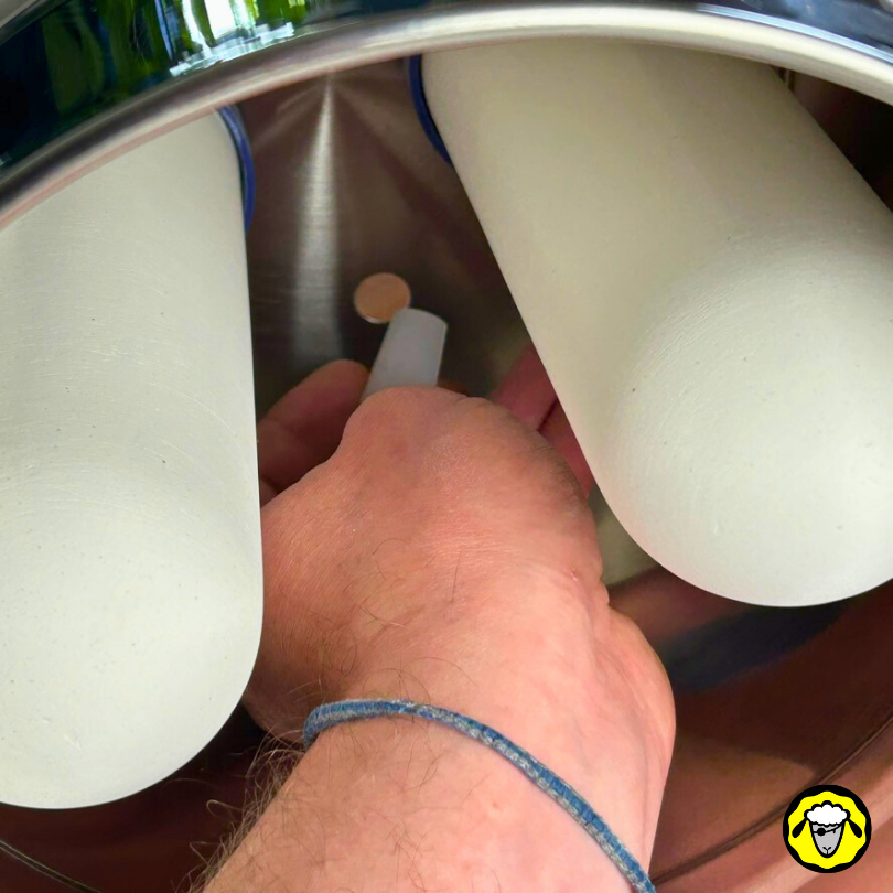 Mains installant un filtre dans une cuve de filtre à eau, détail de l'ajustement des pièces internes.