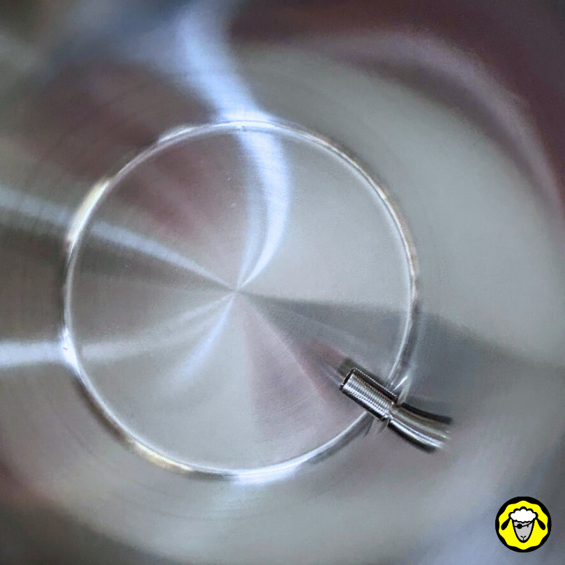 Vue intérieure d'une cuve de filtre à eau, montrant le pas de vis du robinet inox dépassant à l'intérieur de la cuve.