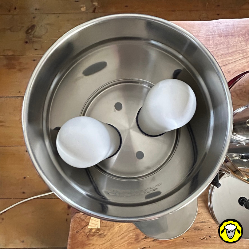 Vue intérieure d'un filtre a gravité en acier inoxydable de marque Pure Filters, avec deux filtres à eau en céramique blanche, modèle FTO plus de Coldstream.