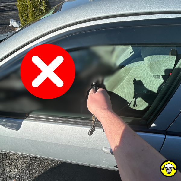 Une tentative de briser une vitre de voiture avec le ResqMe utilisé sur le côté plat, un grand X rouge indiquant l'erreur.