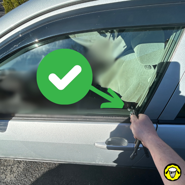 Démonstration de l'utilisation appropriée du ResqMe sur une vitre de voiture avec un cercle vert et une flèche indiquant l'emplacement précis.