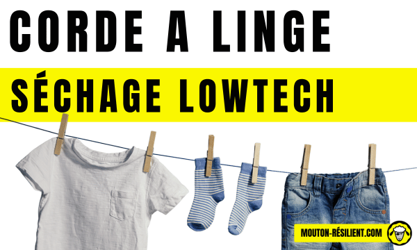 Image montrant une corde à linge simple avec des vêtements accrochés à l'aide de pinces à linge. On y voit un t-shirt blanc, des chaussettes rayées et un pantalon en jean, symbolisant une méthode low-tech pour sécher le linge de manière écologique et économique. Le texte "Corde à linge - Séchage low-tech" est inscrit en haut avec un fond jaune et noir, évoquant une approche pratique et accessible.