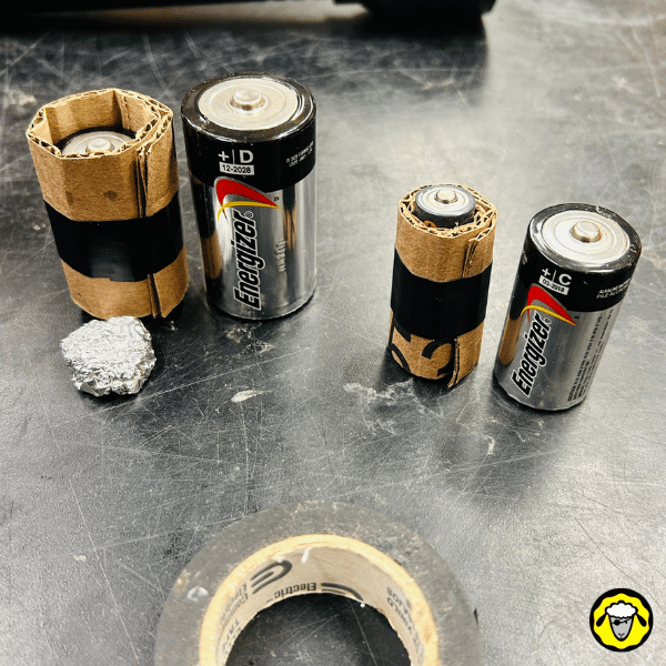 Deux piles modifiées (C en D) alignées à côté de piles originales C et D, illustrant les différentes tailles et la réussite du bricolage.