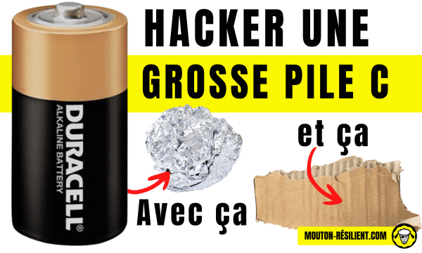 Une image montrant une pile C de marque Duracell accompagnée de papier aluminium et de carton, avec des flèches expliquant qu’ils peuvent être utilisés ensemble pour "hacker" la pile. Le tout est présenté sous un titre accrocheur "Hacker une grosse pile C" avec le logo Mouton-Résilient.com en bas à droite.