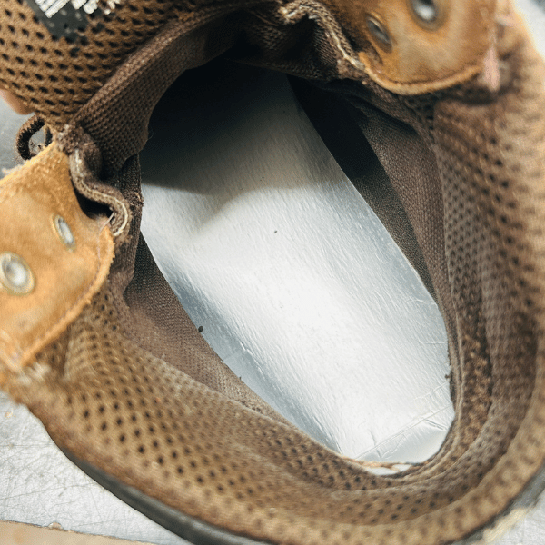 Une vue intérieure de la chaussure avec la semelle isolante DIY insérée, montrant le résultat final et son ajustement parfait.