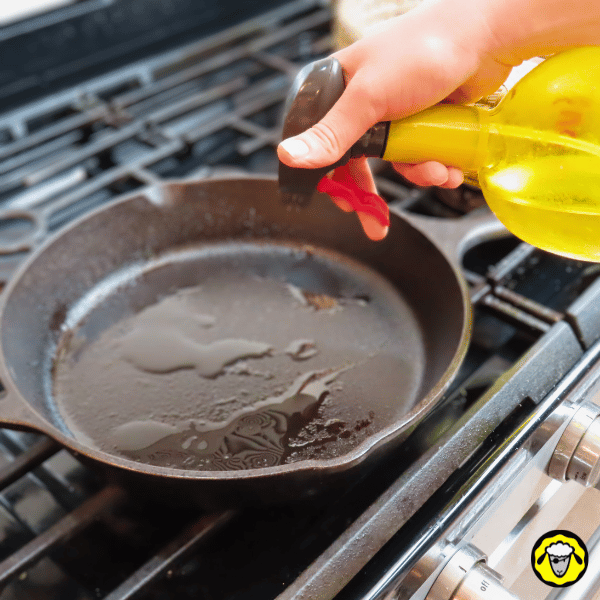 pain-maison-facile-cuit-a-la-poele-10 Une poêle en fonte est légèrement huilée à l’aide d’un spray d’huile avant d’y cuire les pains.