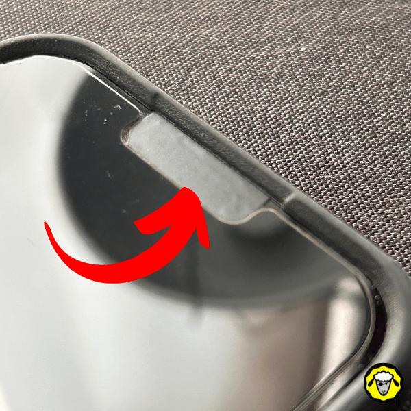 Utilisation d’un scotch opaque pour couvrir la caméra frontale d’un téléphone, simple et efficace.