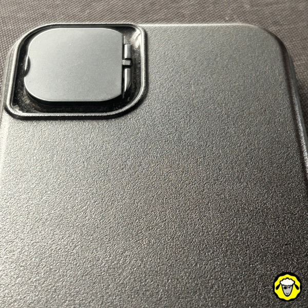 Cache en plastique fermé sur la caméra principale d’un téléphone pour protéger la vie privée.