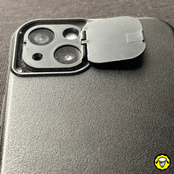 Cache en plastique coulissant pour la caméra principale d’un smartphone, ouvert pour une utilisation pratique.
