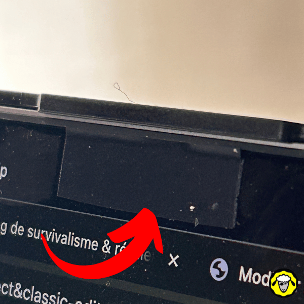 Protection de webcam sur PC portable avec un scotch opaque pour préserver la vie privée.