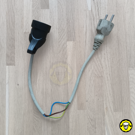 Séparateur de lignes maison fabriqué à partir d'un cordon d'alimentation de récupération