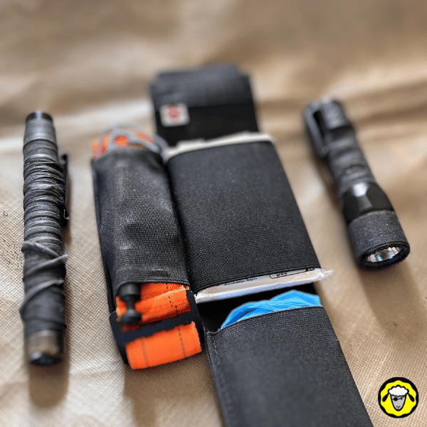 Trousse_Medicale_Sentinel_Med_Vigilante_LC_15 Comparatif avec lampe tactique, matraque télescopique et la trousse Sentinel Configuration EDC minimaliste avec trousse VIGILANTE LC Sentinel, lampe tactique, matraque télescopique et garrot, pour réponse rapide aux urgences.