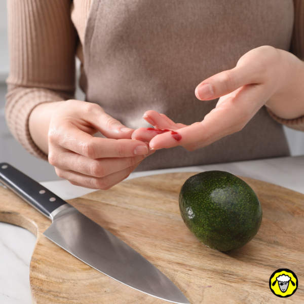 Coupure saignante au doigt causée par un couteau de cuisine, démontrant l’utilité d’un kit de premiers secours même dans un cadre domestique.