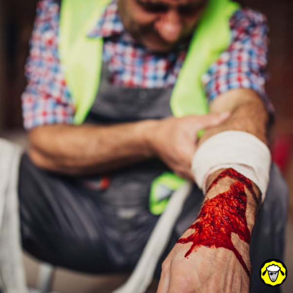 Blessure ouverte avec hémorragie sur le bras d’un ouvrier, situation critique où un garrot de type Sentinel peut faire la différence en attendant les secours.