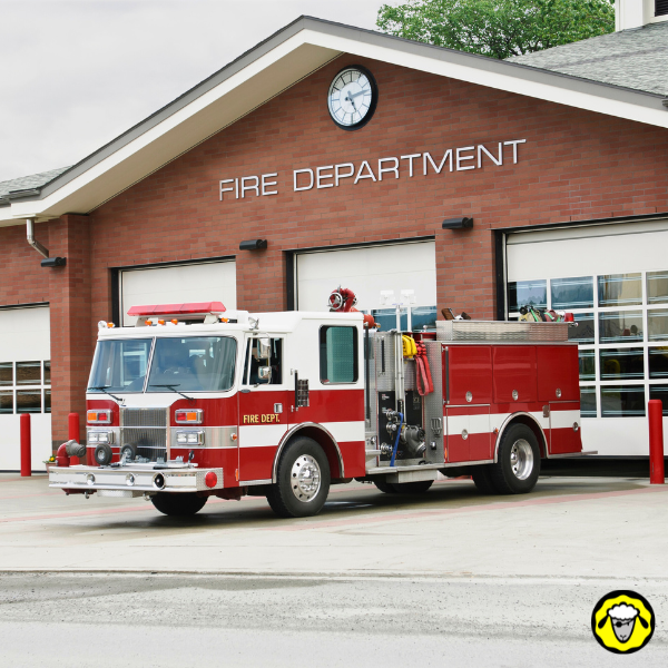 Camion de pompier stationné devant une caserne de secours. Rappel de l’importance des services d’urgence, mais aussi de la vulnérabilité des infrastructures en cas de catastrophe. Dans une logique survivaliste, l’objectif est de réduire sa dépendance à ces services par la prévention et l’autonomie.