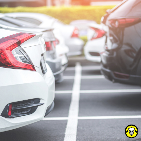 Gros plan sur des voitures stationnées en marche arrière. Exemple visuel d’une bonne pratique d’autonomie urbaine : se garer prêt à partir. Ce réflexe réduit les risques d’accidents, même en cas de stress ou de foule.