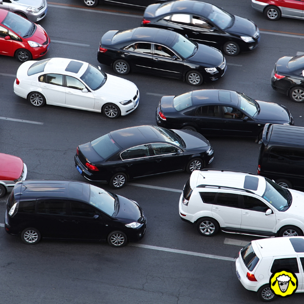 Circulation dense avec voitures dans tous les sens. L’image évoque le chaos potentiel d’un environnement urbain imprévisible. Se garer dans le bon sens, c’est s’extraire du désordre. Une micro-stratégie pour mieux réagir dans l’urgence.