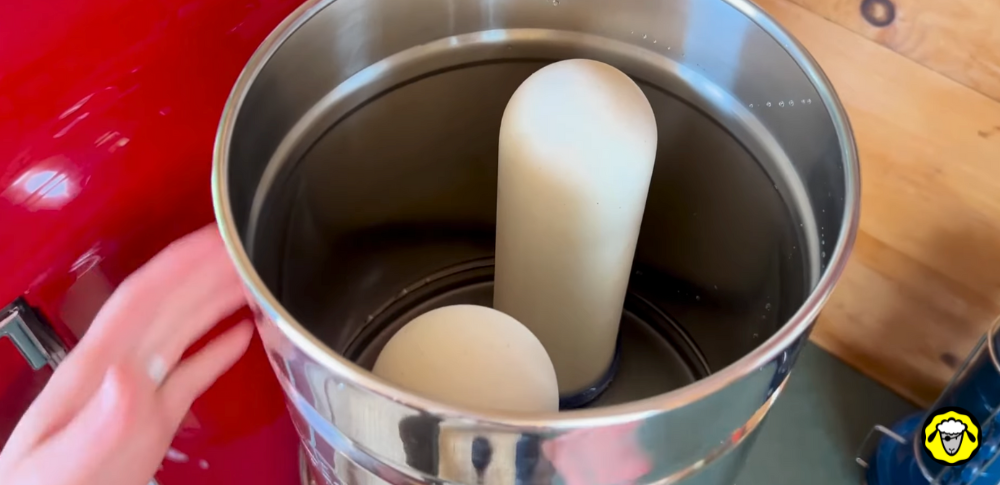 Cartouches FTO+ Coldstream bien fixées dans la chambre supérieure du filtre à gravité en acier inoxydable.