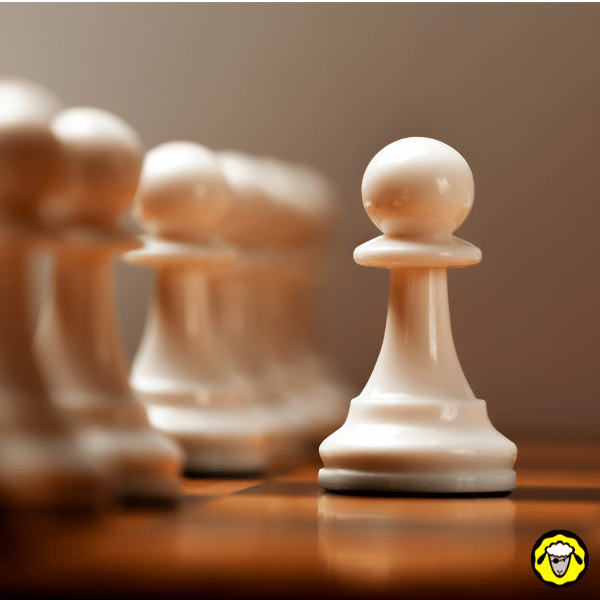 Gros plan sur un pion d’échecs blanc en avant des autres. Symbole de la stratégie discrète et de la préparation en retrait. Cette image illustre l’approche “low profile” dans le survivalisme, entre anticipation, tactique et prudence.