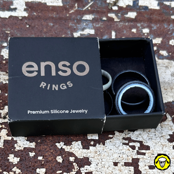Boîte Enso Rings contenant plusieurs alliances en silicone tactiques, résistantes et low-profile. Idéales pour les survivalistes, outdoor et métiers à risque, elles remplacent les bagues métalliques en limitant blessures et accrochages.