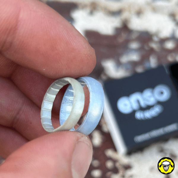 Paire d’alliances en silicone tactiques, couleurs claires, conçues pour résister aux environnements exigeants. Low-profile et sécurisées, elles sont idéales pour le quotidien survivaliste et les activités à risque.