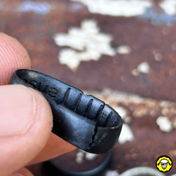 Alliance en silicone noire fissurée, montrant ses limites après usage intensif. Bague tactique low-profile, idéale pour les environnements survivalistes et outdoor où la sécurité prime sur l’esthétique.
