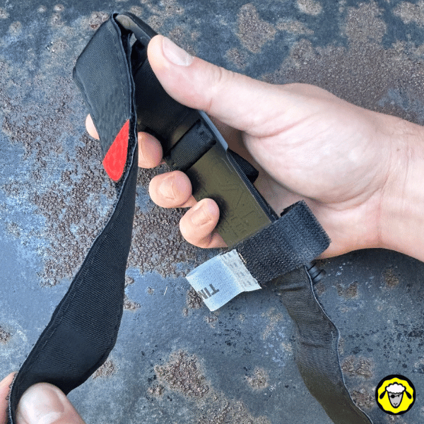 Garrot-CAT-Pliage-Tactique-Compact-2 Début du pliage du garrot CAT, la sangle est insérée dans la boucle et maintenue par une main.