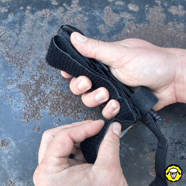 Garrot-CAT-Pliage-Tactique-Compact-5 Poursuite du pliage du garrot CAT, la sangle velcro est ajustée et compressée pour un pliage compact.