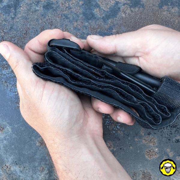 Garrot-CAT-Pliage-Tactique-Compact-6 Garrot CAT entièrement plié de manière compacte, la sangle est maintenue serrée autour du corps principal.