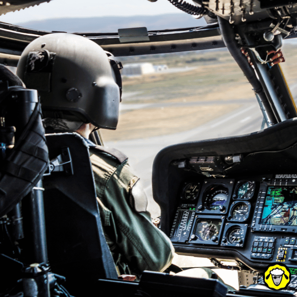 Vue intérieure d’un hélicoptère militaire en vol, pilote casqué aux commandes, utilisé pour les secours et l’acheminement d’aide humanitaire après l’ouragan Helene.