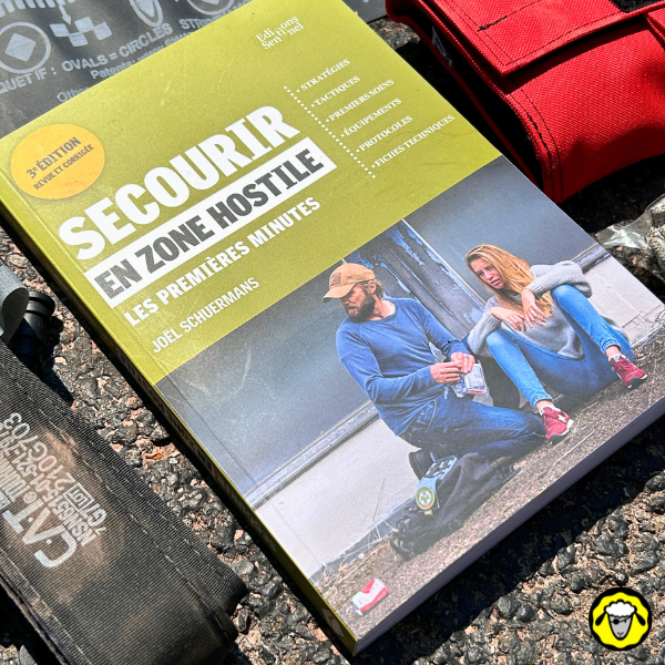 Secourir_En_Zone-Hostile_3e_Edition_Joel_Schuermans_8 Livre Secourir en zone hostile – Les premières minutes de Joël Schuermans, posé sur un sol bitumé en plein soleil, entouré d’un garrot CAT noir et d’une trousse de secours rouge.