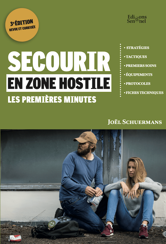 secourir-zone-hostile-3e-edition-couverture Couverture du livre « Secourir en zone hostile – Les premières minutes » (3e édition revue et corrigée), écrit par Joël Schuermans et publié aux Éditions Sentinel. Ouvrage de référence en survivalisme, tactiques de premiers secours et gestion de crise en environnements dégradés ou hostiles. Le guide présente des stratégies, protocoles, fiches techniques et équipements essentiels pour intervenir efficacement dès les premières minutes d’une urgence ou d’une situation de survie.