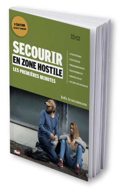 Couverture mock-up du livre « Secourir en zone hostile – Les premières minutes » (3e édition revue et corrigée), écrit par Joël Schuermans et publié aux Éditions Sentinel. Ouvrage de référence en survivalisme, tactiques de premiers secours et gestion de crise en environnements dégradés ou hostiles. Le guide présente des stratégies, protocoles, fiches techniques et équipements essentiels pour intervenir efficacement dès les premières minutes d’une urgence ou d’une situation de survie.
