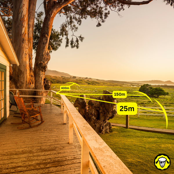 Vue depuis une terrasse au coucher du soleil, avec des repères de distance indiquant 25 m, 150 m et 400 m sur le paysage, pour illustrer un exercice d’estimation visuelle des distances.