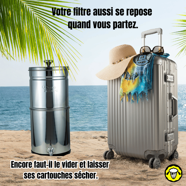 Filtre-A-Gravite-Vacances-4 Scène de vacances avec une valise, un chapeau et un filtre inox Pure-Filters FTO+ posé sur le sable. Texte : “Votre filtre aussi se repose quand vous partez. Encore faut-il le vider et laisser ses cartouches sécher.” Message applicable aux filtres à gravité Berkey, Doulton, Weeplow.