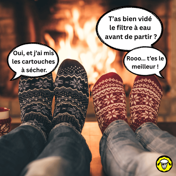 Filtre-A-Gravite-Vacances-FTO-11 Deux personnes détendues devant un feu de cheminée discutent des précautions prises avant leur départ, rappelant l’importance de vider le filtre à gravité et de faire sécher les cartouches FTO+ pour les protéger pendant les vacances.