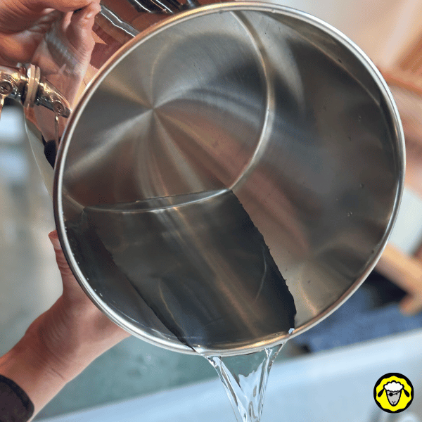 Filtre-A-Gravite-Vacances-FTO-3 Réservoir en acier inoxydable d’un filtre à gravité vidé entièrement de son eau, garantissant un environnement sec avant le démontage des cartouches FTO+.