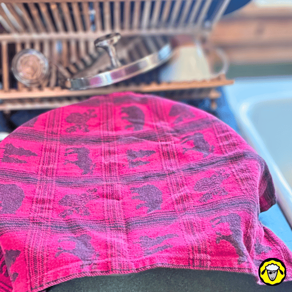 Filtre-A-Gravite-Vacances-FTO-9 Cartouches FTO+ soigneusement stockées sous un linge propre dans un récipient, dernière étape de la procédure de mise en pause d’un filtre à gravité Pure-Filters avant un départ prolongé.