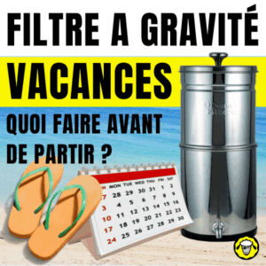 Visuel explicatif sur l’entretien d’un filtre à gravité avant de partir en vacances. On voit un filtre inox Pure-Filters FTO+, des tongs et un calendrier posé sur le sable avec la mer en arrière-plan. Le texte indique : « Filtre à gravité vacances – quoi faire avant de partir ? ». Image associée aux conseils d’entretien des filtres à gravité de différentes marques (FTO+, Pure-Filters, Berkey).