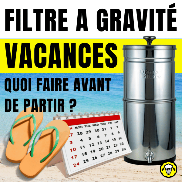 Filtre-A-Gravite_Vacances_Entretien Visuel explicatif sur l’entretien d’un filtre à gravité avant de partir en vacances. On voit un filtre inox Pure-Filters FTO+, des tongs et un calendrier posé sur le sable avec la mer en arrière-plan. Le texte indique : « Filtre à gravité vacances – quoi faire avant de partir ? ». Image associée aux conseils d’entretien des filtres à gravité de différentes marques (FTO+, Pure-Filters, Berkey).